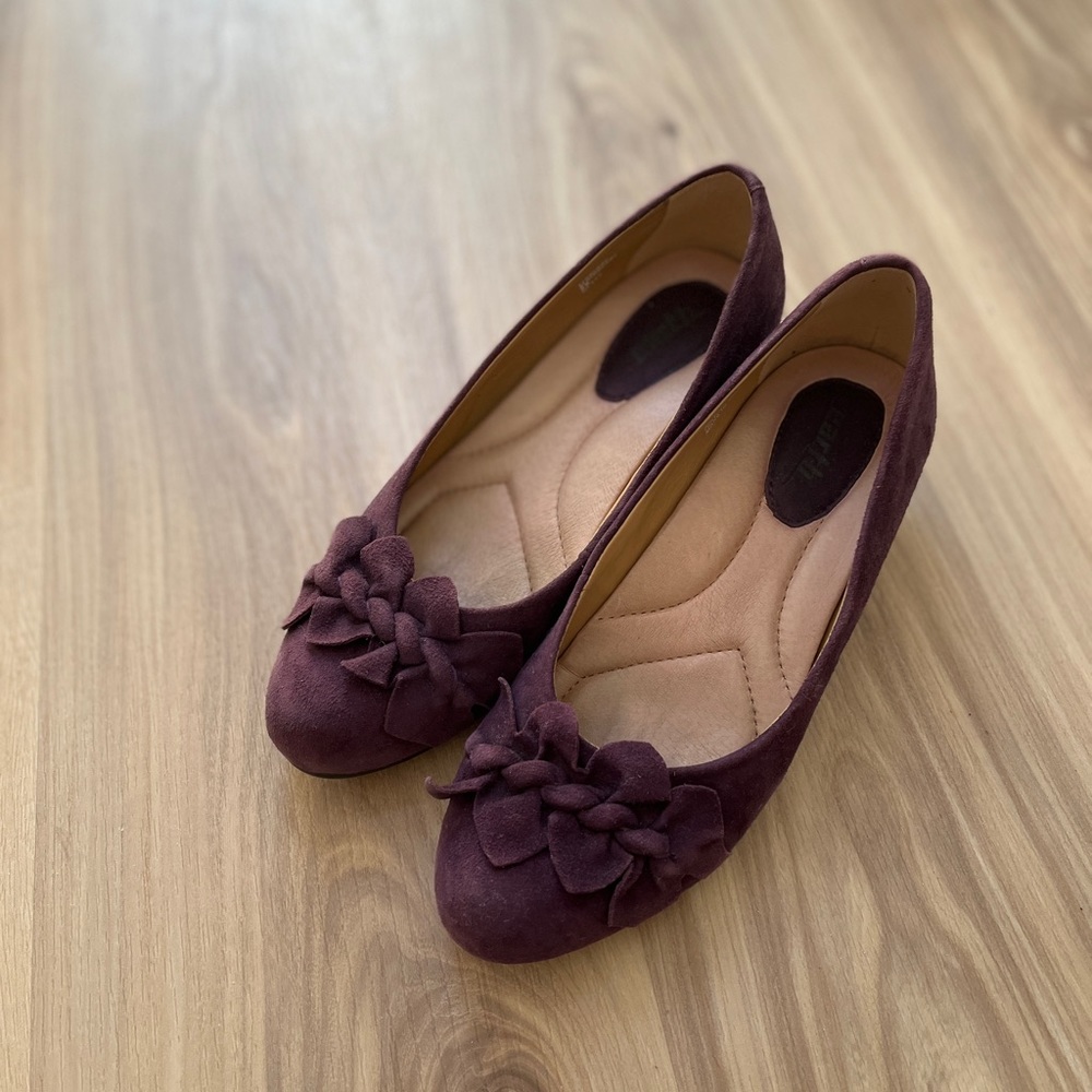 Earth teaberry suede wedges barely worn!